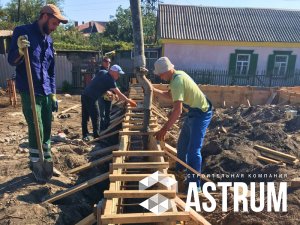 рабочие проводят бетонные работы