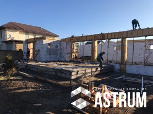 рабочие делают бетонные стены