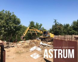 экскаватор сносит старый дом