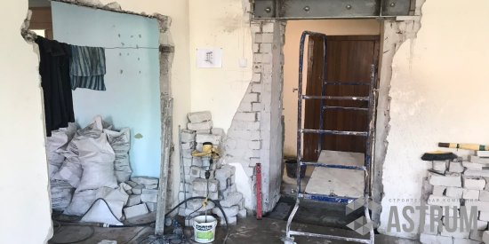 проемы в стене во время стройки