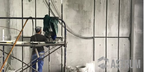 рабочий режет бетон